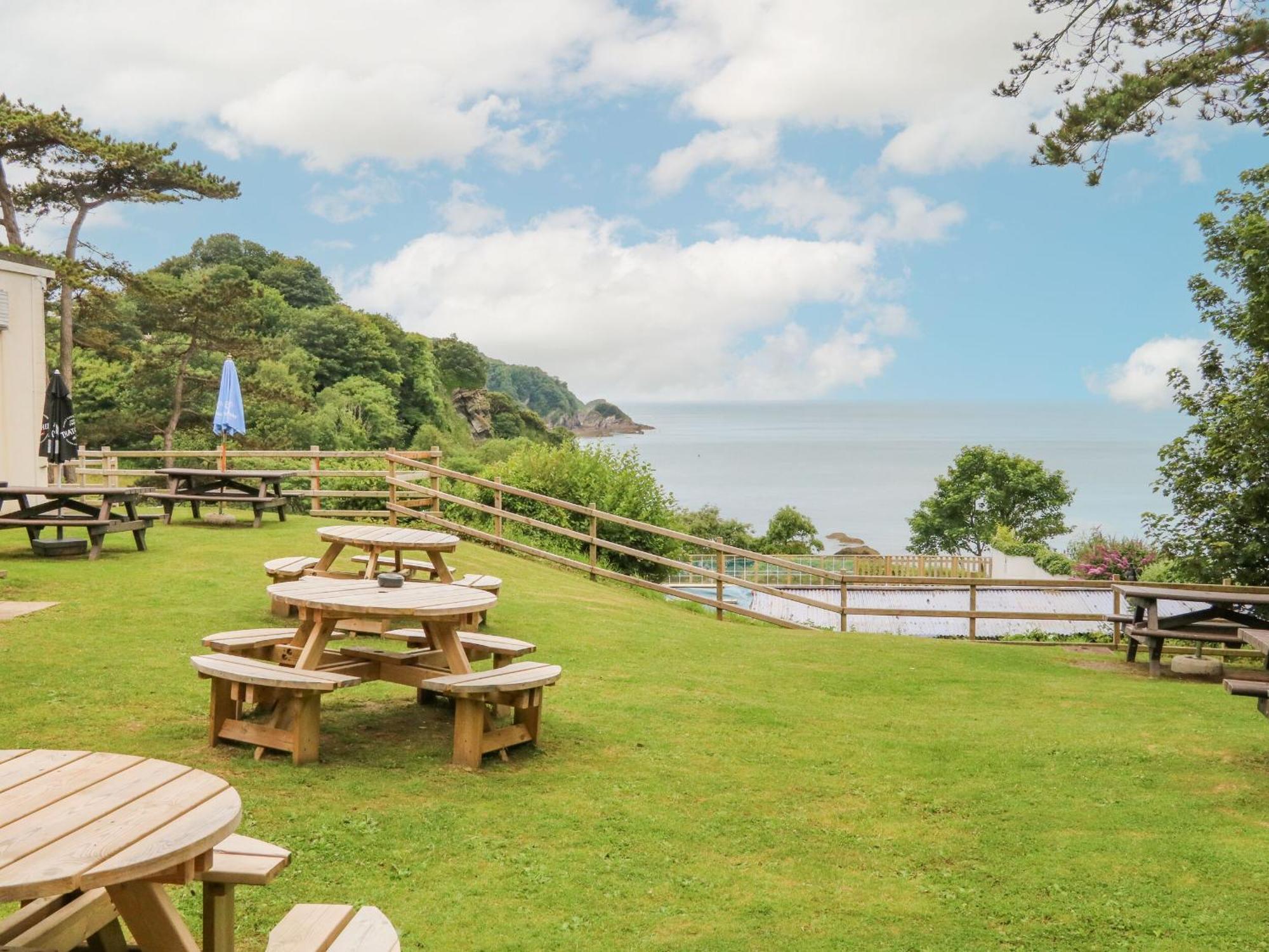 Ochenta Villa Combe Martin Exterior photo